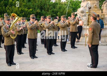 Una band Brass che suona in Elizabeth Square, Budapest, Ungheria Foto Stock