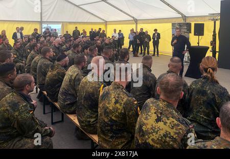 Pabrade, Lituania. 22 maggio 2024. Boris Pistorius (SPD, M), ministro federale della difesa, parla ai soldati tedeschi. Nella base militare, i soldati tedeschi partecipano all'esercitazione di difesa NATO "Steadfast Defender”, la più grande manovra NATO dalla fine della guerra fredda circa 35 anni fa. Crediti: Alexander Welscher/dpa/Alamy Live News Foto Stock