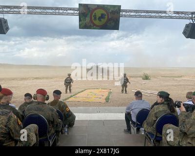 Pabrade, Lituania. 22 maggio 2024. Un carro armato a ruote oltrepassa la tribuna dei visitatori durante l'esercitazione militare. I soldati tedeschi partecipano all'esercitazione di difesa NATO "Steadfast Defender” presso la base militare, la più grande manovra NATO dalla fine della guerra fredda circa 35 anni fa. Crediti: Alexander Welscher/dpa/Alamy Live News Foto Stock