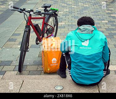 Glasgow, Scozia, Regno Unito. 22 maggio 2024: Regno Unito Meteo: Il clima caldo ha visto l'arrivo della pioggia, mentre la gente del posto e i turisti in città sono andati in centro all'ora di pranzo. Credit Gerard Ferry/Alamy Live News Foto Stock