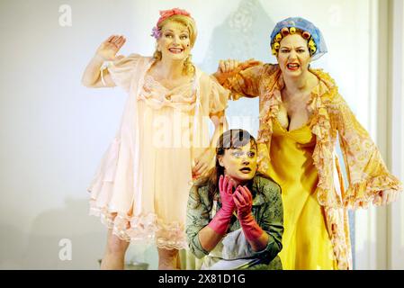 l-r: Leah-Marian Jones (Thisbe), Vesselina Kasarova (Angelina), Emma Dogliani (Clorinda) ne LA CENERENTOLA alla Royal Opera, Covent Garden, Londra WC2 08/01/2003 musica: Gioachino Rossini libretto: Jacopo Ferretti direttore: Evelino Pido scenografia: Christian Fenouillat costumi: Agostino Cavalca illuminazione: Christophe Forey registi: Moshe Leiser & Patrice Foto Stock