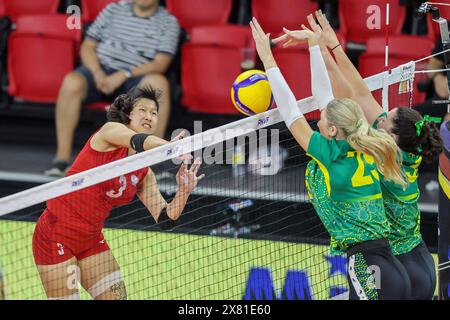 Manila, Filippine. 22 maggio 2024. L'HSU Fang-min del Taipei cinese (L) punta durante la piscina Una partita tra Taipei cinese e Australia alla Asian Women's Volleyball Challenge Cup 2024 a Manila, nelle Filippine, 22 maggio 2024. Crediti: Rouelle Umali/Xinhua/Alamy Live News Foto Stock