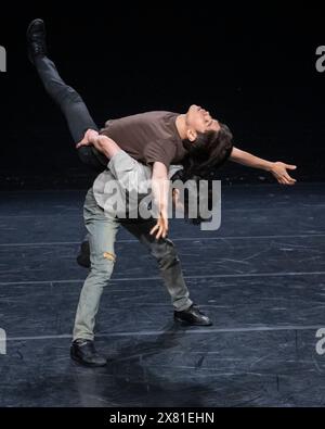 Londra, Regno Unito. 22 maggio 2024. I ballerini Cheolin Jeong e Jisoo Ryun della Melancholy Dance Company si esibiscono in una prova generale per «Flight», un'opera che esprime il desiderio umano di volare verso obiettivi attraverso salti e cadute. Lo spettacolo fa parte del Festival della danza coreana nel luogo vicino a King's Cross. Crediti: Stephen Chung / Alamy Live News Foto Stock