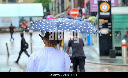 Glasgow, Scozia, Regno Unito. 22 maggio 2024: Regno Unito Meteo: Il clima caldo ha visto l'arrivo della pioggia, mentre la gente del posto e i turisti in città sono andati in centro all'ora di pranzo. Credit Gerard Ferry/Alamy Live News Foto Stock