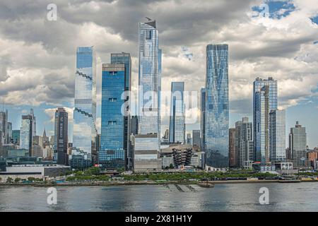 New York, NY, USA - 1 agosto 2023: Il litorale del fiume Hudson tra la 28esima e la 36esima strada ovest mostra numerosi grattacieli e lo speciale ristorante Verano Foto Stock