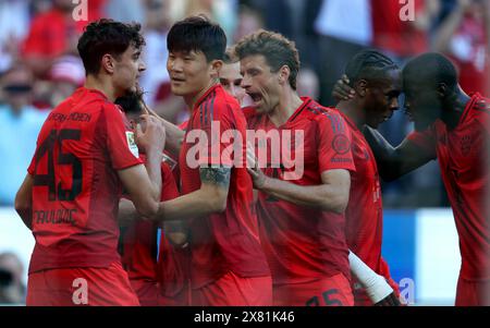 FC Bayern Mannschaftsjubel mit Aleksandar Pavlovic del FC Bayern Muenchen , Minjae Kim del FC Bayern Muenchen , Thomas Mueller del FC Bayern Muenchen , Mathys Tel del FC Bayern Muenchen , Dayot Upamecano del FC Bayern Muenchen FC Bayern MŸnchen vs VFL Wolfsburg Fussball 1 . Bundesliga Saison 2023/24 33. Spieltag Allianz Arena MŸnchen 12.05.2024 © diebilderwelt / Alamy Stock Foto Stock