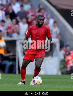 Dayot Upamecano del Bayern Muenchen FC Bayern München vs VFL Wolfsburg Fussball 1. Bundesliga Saison 2023/24 33. Spieltag Allianz Arena München 12.05.2024 © diebilderwelt / Alamy Stock Foto Stock