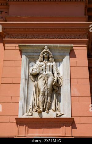 Statua della regina Cleopatra VII sulla facciata del Museo delle antichità del Cairo, il Cairo, Egitto Foto Stock