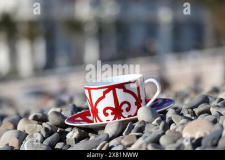 Tazza in porcellana Hermes di fronte all'hotel Negresco, collezione "Balcon du Guadalquivir" Foto Stock