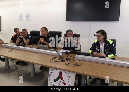 Pozzuoli Napoli, Italia. 22 maggio 2024. Pozzuoli Napoli - CRO 22/5/2024 Pozzuoli bradicismo Ufficio protezione civile conferenza (NeafotoAntonio DiLaurenzio) Napoli - Pozzuoli - Pozzuoli (Napoli) - bradicismo nei campi Flegrei. Riunione degli esperti della protezione civile solo utilizzo editoriale credito: Agenzia fotografica indipendente/Alamy Live News Foto Stock