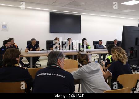 Pozzuoli Napoli, Italia. 22 maggio 2024. Pozzuoli Napoli - CRO 22/5/2024 Pozzuoli bradicismo Ufficio protezione civile conferenza (NeafotoAntonio DiLaurenzio) Napoli - Pozzuoli - Pozzuoli (Napoli) - bradicismo nei campi Flegrei. Riunione degli esperti della protezione civile solo utilizzo editoriale credito: Agenzia fotografica indipendente/Alamy Live News Foto Stock