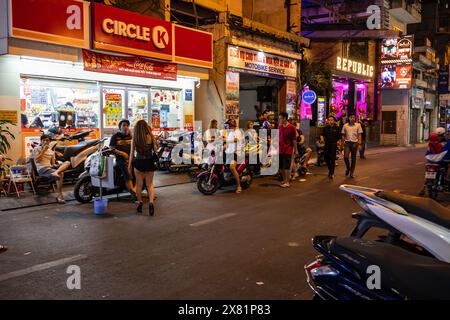 The Walking Street bui Vien a Saigon di notte Foto Stock