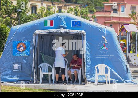 Napoli Pozzuoli, Italia. 22 maggio 2024. Pozzuoli (Napoli) - bradicardia nei campi Flegrei. Tende di protezione civile allestite nelle piazze per ospitare la popolazione solo uso editoriale credito: Agenzia fotografica indipendente/Alamy Live News Foto Stock