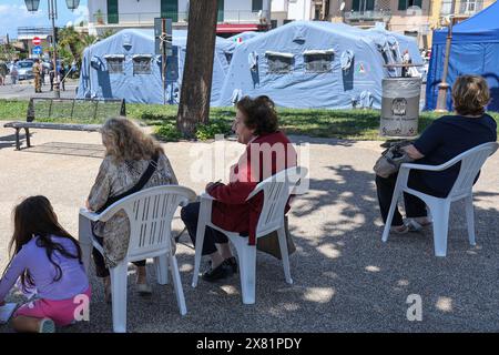 Napoli Pozzuoli, Italia. 22 maggio 2024. Pozzuoli (Napoli) - bradicardia nei campi Flegrei. Tende di protezione civile allestite nelle piazze per ospitare la popolazione solo uso editoriale credito: Agenzia fotografica indipendente/Alamy Live News Foto Stock