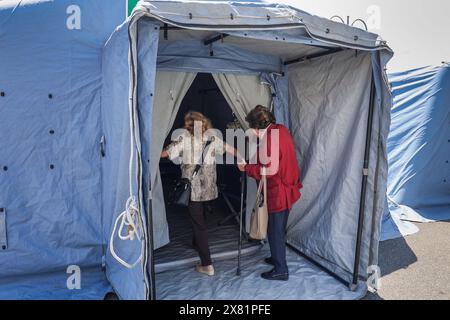 Napoli Pozzuoli, Italia. 22 maggio 2024. Pozzuoli (Napoli) - bradicardia nei campi Flegrei. Tende di protezione civile allestite nelle piazze per ospitare la popolazione solo uso editoriale credito: Agenzia fotografica indipendente/Alamy Live News Foto Stock