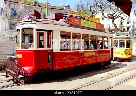 A causa della forte congestione del traffico automobilistico a Lisbona, i tram d'epoca si accumulano interrompendo i rispettivi orari di marcia. Foto Stock