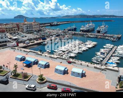 Napoli Pozzuoli, Italia. 22 maggio 2024. Pozzuoli (Napoli) - bradicardia nei campi Flegrei. Tende di protezione civile allestite nelle piazze per ospitare la popolazione solo uso editoriale credito: Agenzia fotografica indipendente/Alamy Live News Foto Stock