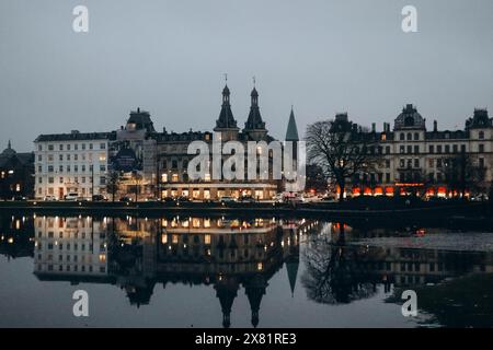 Copenaghen, Danimarca - 24.12.2022 : vista serale dei laghi di Copenaghen dal Ponte della Regina Luisa Foto Stock