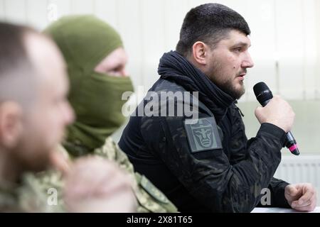 Il comandante del "corpo volontario russo (RDK) Denis "Whiterex" (R) partecipa a una conferenza stampa congiunta con i combattenti russi allineati con l'Ucraina a Kiev. Il gruppo congiunto di combattenti russi allineati all'Ucraina del "corpo volontario russo" (RDK), del "battaglione siberiano" e della "Legione della libertà di Russia" ha effettuato incursioni transfrontaliere nelle regioni russe di Belgorod e Kursk nel marzo 2024. Foto Stock