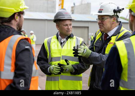 Il segretario alla difesa Grant Shapps in visita alla BAE Systems a Glasgow, in riunione con personale e apprendisti, osservando i significativi progressi nella produzione di navi da guerra. Foto Stock