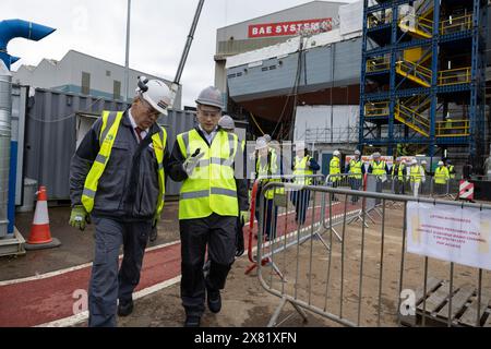 Il segretario alla difesa Grant Shapps in visita alla BAE Systems a Glasgow, in riunione con personale e apprendisti, osservando i significativi progressi nella produzione di navi da guerra. Foto Stock