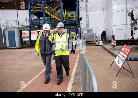 Il segretario alla difesa Grant Shapps in visita alla BAE Systems a Glasgow, in riunione con personale e apprendisti, osservando i significativi progressi nella produzione di navi da guerra. Foto Stock