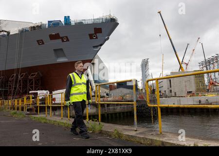 Il segretario alla difesa Grant Shapps in visita alla BAE Systems a Glasgow, in riunione con personale e apprendisti, osservando i significativi progressi nella produzione di navi da guerra. Foto Stock