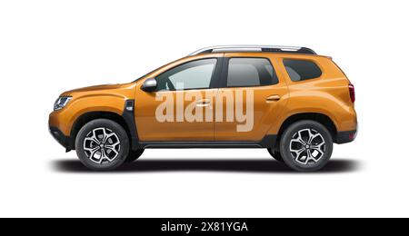 Vista laterale auto SUV Dacia Duster isolata su sfondo bianco Foto Stock