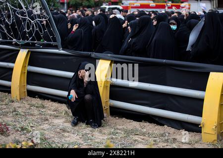 Teheran, Iran. 20 maggio 2024. Una giovane ragazza piange durante una cerimonia di lutto per il presidente iraniano Ebrahim Raisi in piazza Vali-e-ASR nel centro di Teheran, Iran, lunedì 20 maggio 2024. Il presidente Raisi e il ministro degli Esteri del paese, Hossein Amirabdollahian, sono stati trovati morti lunedì ore dopo che il loro elicottero si è schiantato nella nebbia. (Foto di Sobhan Farajvan/Pacific Press/Sipa USA) credito: SIPA USA/Alamy Live News Foto Stock