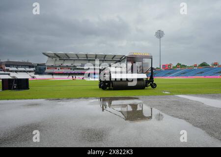 Headingley, Leeds, Regno Unito. 22 maggio 2024. 1st Mens T20 Cricket International, Inghilterra contro Pakistan; Un membro del personale di Headingley Ground guida la macchina Blotter usata per assorbire la pioggia sull'Outfield Credit: Action Plus Sports/Alamy Live News Foto Stock