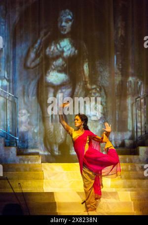 Rukmini Vijahakumar in SUKANYA at the Curve, Leicester, Inghilterra 12/05/2017 musica: Ravi Shankar libretto: Amit Chaudhuri tratto dai leggendari testi sanscriti del direttore e orchestrazione Mahabharata: David Murphy design: 59 produzioni illuminazione: Matt Haskins coreografo: Aakash Odera direttore: Suba Das Foto Stock