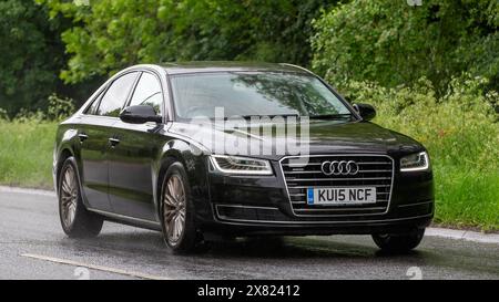 Stony Stratford, Regno Unito - 22 maggio 2024: Vettura Audi A8 con motore diesel nero 2015 che guida su una strada britannica in una giornata di pioggia Foto Stock