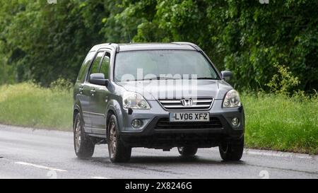 Stony Stratford, Regno Unito - 22 maggio 2024: 2006 Honda CR-V che guida su una strada britannica in una giornata di pioggia Foto Stock