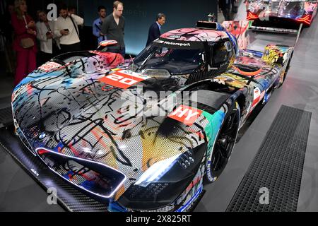 Parigi, Francia. 21 maggio 2024. © PHOTOPQR/OUEST FRANCE/Stéphane Geufroi ; Parigi ; 21/05/2024 ; BMW et l'artiste plasticienne américaine Julie Mehretu ont présenté au center Georges Pompidou de Paris, la M Hybrid V8 qui Participera aux 24 Heures du Mans 2024. - LE PRIME IMMAGINI DELLA BMW M TEAM WRT della BMW M IBRIDA V8 ART CAR BMW M Team WRT #20 BMW M Hybrid V8 Art Car del BMW M Team WRT sono state recentemente presentate al Centre Pompidou di Parigi con una livrea disegnata dall'artista etiope Julie Mehretu di New York. Crediti: MAXPPP/Alamy Live News Foto Stock