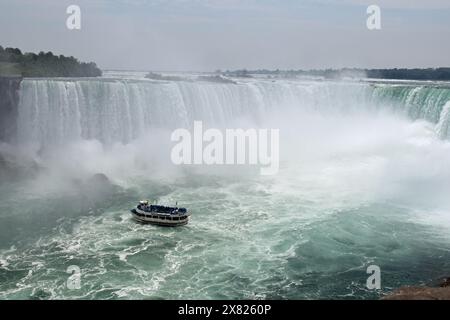 Maid of the Mist Tourist Boat vicino a Horseshoe Fall, Niagara Falls, Ontario, Canada Foto Stock