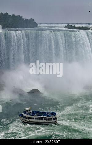 Maid of the Mist Tourist Boat vicino a Horseshoe Fall, Niagara Falls, Ontario, Canada Foto Stock