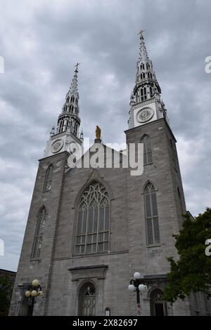 Le Twin Spires e le Clock Towers of Gothic Parliament Buildings a Ottawa, Ontario, Canada Foto Stock