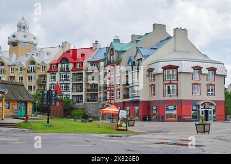 Colorati edifici antichi, Mont-Tremblant, Quebec, Canada Foto Stock