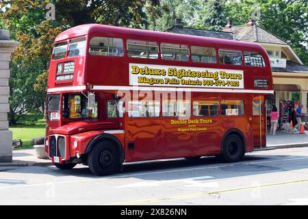 Autobus rosso a due piani Old London presso le cascate del Niagara, Ontario, Canada Foto Stock