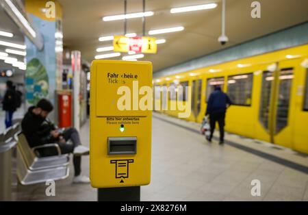 Ticket Entwerter, U-Bahnhof Turmstraße, Moabit, Mitte, Berlino, Deutschland *** Convalida biglietti, stazione della metropolitana Turmstraße, Moabit, Mitte, Berlino, Germania Foto Stock