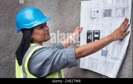 Donna, architetto e modello di lettura in cantiere con pensiero, decisione e risoluzione dei problemi. Persona, appaltatore e tecnico con Foto Stock