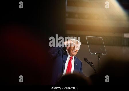 Donald Trump usa una mano per formare una visiera sopra gli occhi mentre guarda nella folla durante una manifestazione elettorale a Waukesha, Wisconsin, mercoledì 1° maggio Foto Stock