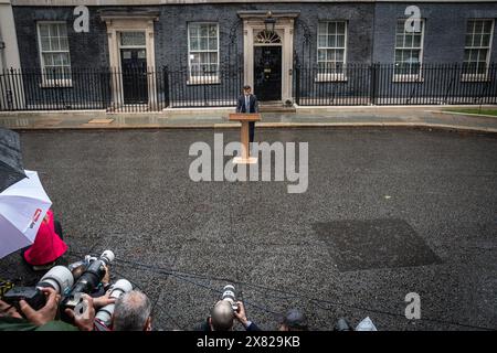 Londra, Regno Unito. 22 maggio 2024. Grandangolo. Rishi Sunak, primo ministro del Regno Unito, fa l'annuncio elettorale con un discorso da un leggio fuori 10 Downing Street fuori 10 Downing Street a Westminster, Londra. La data delle prossime elezioni generali è il 4 luglio 2024. Crediti: Imageplotter/Alamy Live News Foto Stock