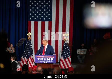 Donald Trump parla sul palco di una manifestazione elettorale a Waukesha, Wisconsin, mercoledì 1° maggio 2024. Foto Stock