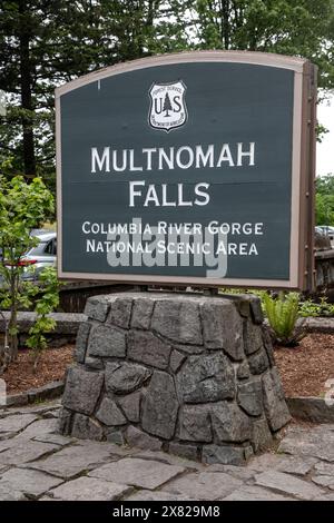 Multnomah Falls, una cascata mozzafiato di 620 metri, si trova nella gola del fiume Columbia lungo la storica autostrada 30, appena fuori Portland, Oregon Foto Stock
