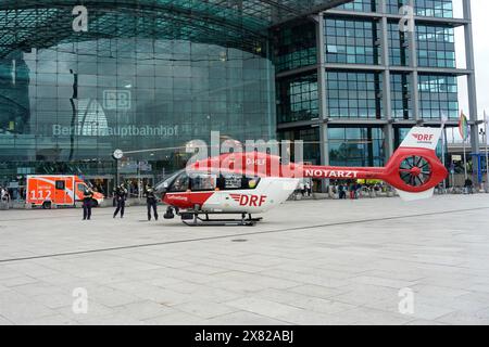 Großeinsatz von Krankenwagen, Feuerwehr, Polizei im Hauptbahnhof a Berlino. Großeinsatz von Krankenwagen, Feuerwehr, Polizei im Hauptbahnhof a Berlino. Berlino Berlino GER *** grande dispiegamento di ambulanze, vigili del fuoco e polizia alla stazione centrale di Berlino grande dispiegamento di ambulanze, vigili del fuoco e polizia alla stazione centrale di Berlino Berlino GER Foto Stock