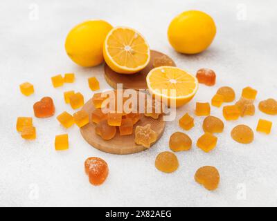Gelatina di frutta candita fatta in casa con agrumi al limone. Disposizione piatta, vista dall'alto Foto Stock