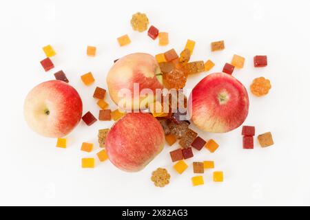Marmellata fatta in casa con frutti di mela dolci su bianco. Disposizione piatta, vista dall'alto Foto Stock
