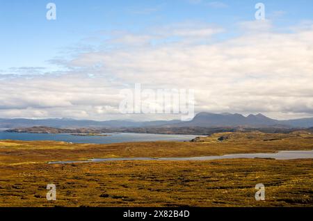 Vista dall'alta brughiera sulla penisola di Stoer, Assynt, sulla costa, fino alla montagna Quinag che si innalza in lontananza, Sutherland, Scozia, Regno Unito Foto Stock