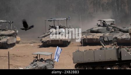 Israele meridionale, Israele. 22 maggio 2024. Un carro armato dell'esercito israeliano getta polvere mentre torna in un'area di sosta avanzata all'interno del sud di Israele vicino al confine con la Striscia di Gaza il 22 maggio 2024. Il giorno in cui Spagna, Irlanda e Norvegia hanno annunciato che avrebbero riconosciuto uno Stato palestinese la prossima settimana Israele riferisce che tre dei suoi soldati sono stati uccisi nella battaglia di Hamas nella Striscia di Gaza settentrionale. Foto di Jim Hollander/UPI credito: UPI/Alamy Live News Foto Stock